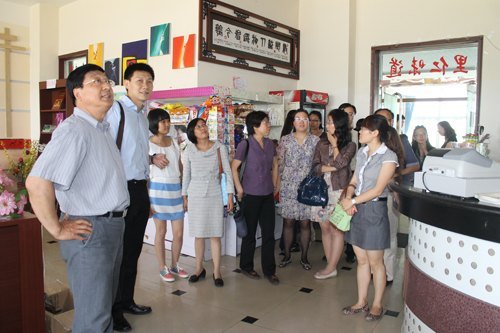 天津外国语大学滨海外事学院来燕山大学里仁学院参观访问