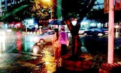 【东江时报】惠州学院美术系学生涂伟玲雨中为交警撑伞半小时