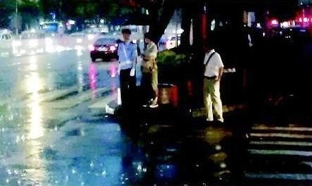 【东江时报】惠州学院美术系学生涂伟玲雨中为交警撑伞半小时