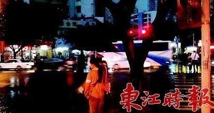 【东江时报】惠州学院美术系学生涂伟玲雨中为交警撑伞半小时
