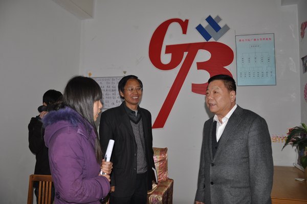 辛丕宏到潍坊学院广播台视察工作