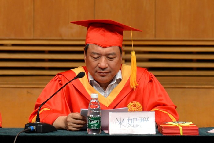 2013届本科生毕业典礼暨学位授予仪式隆重举行