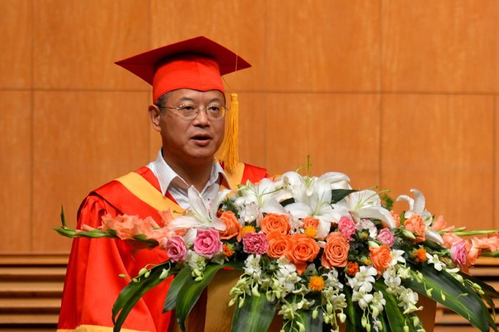 2013届本科生毕业典礼暨学位授予仪式隆重举行