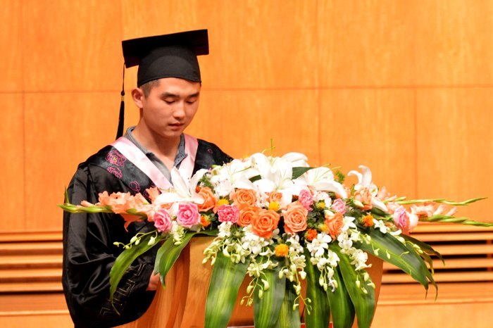 2013届本科生毕业典礼暨学位授予仪式隆重举行