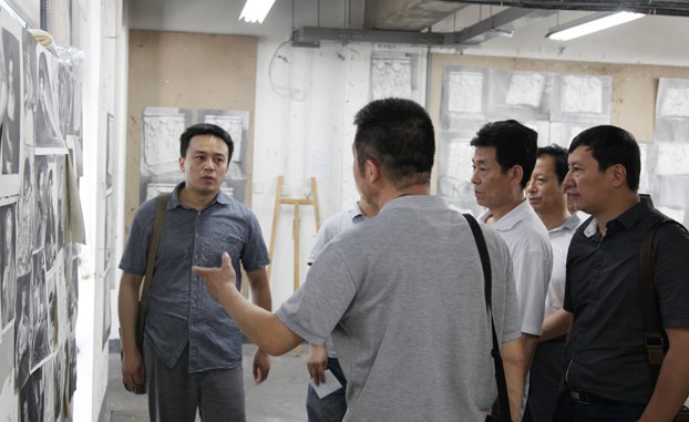 团先后参观了附中画廊在展的学生社团教学成果汇报展,王晓伟工作室,白