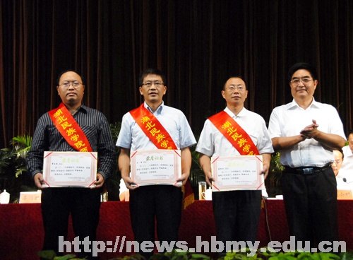 在大會表彰環節,學校副校長汪興平宣讀了《關於湖北民族學院表彰清江